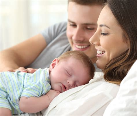 Mamma e papà accolgono il neonato a casa
