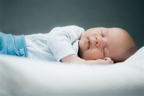 Bambino neonato dorme sereno