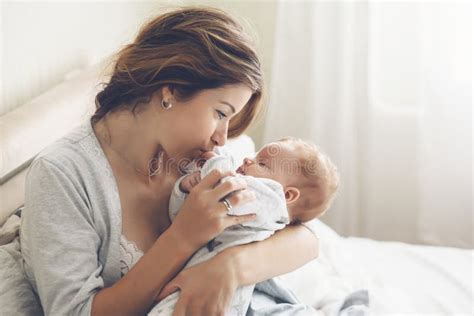 Genitore che si prende cura del neonato