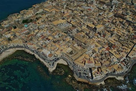 Veduta panoramica del Corso Gelone a Siracusa, evidenziando il flusso urbano e la disposizione degli edifici commerciali