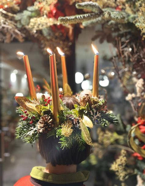 Icona di Santa Lucia con corona di candele
