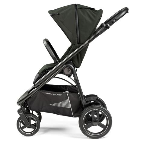 Passeggino Peg Perego Veloce TC in un ambiente misto urbano e naturale