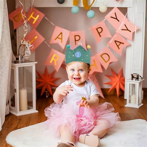 Bambina con corona di compleanno