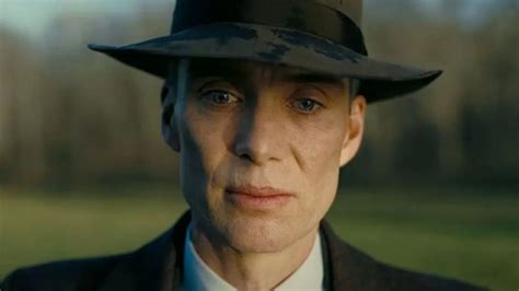 primo piano di una stampa fotografica che emerge nel vassoio di sviluppo sotto la luce rossa