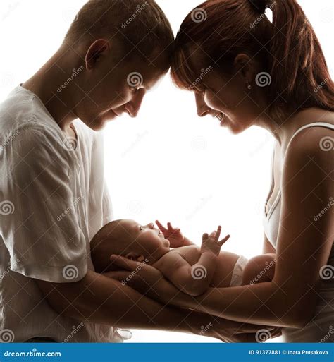 Bambino neonato in braccio ai genitori