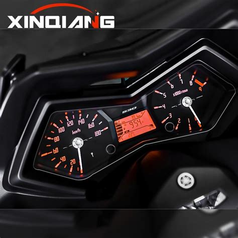 TMAX 530 dashboard with oil light highlighted