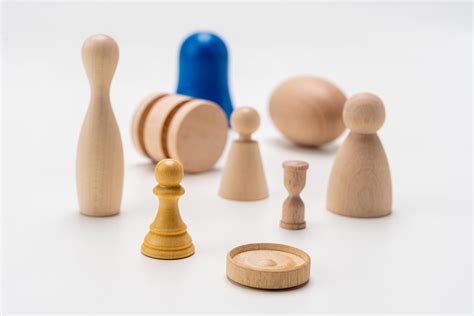 Componenti del gioco: dadi di legno, pedine a forma di pollice e mazzo di carte