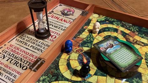 Dettaglio delle pedine in legno e delle carte sfida sul tavolo