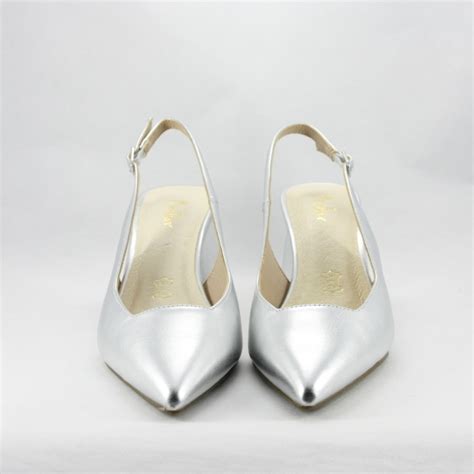 scarpe inglesine da donna color argento lucido su sfondo neutro