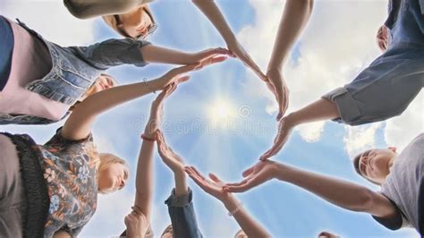 Gruppo di donne che si abbracciano in un cerchio, simbolo di supporto e comunità