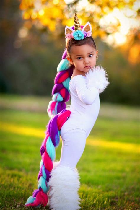 Bambini che indossano colorati costumi da unicorno