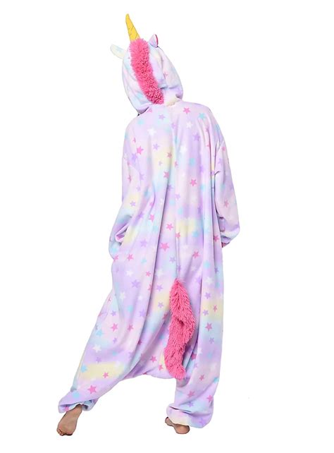 Bambino che dorme indossando una tuta kigurumi da unicorno