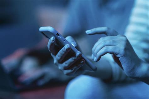 donna che utilizza l'app Eveline con lo smartphone