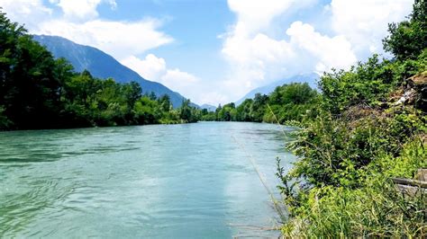 Panorama della Valtellina con fiume Adda e montagne