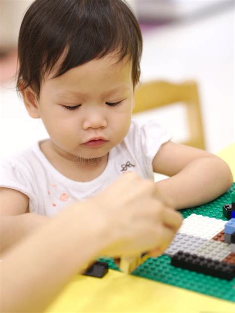 Bambino che impara a guardare il traffico con il genitore