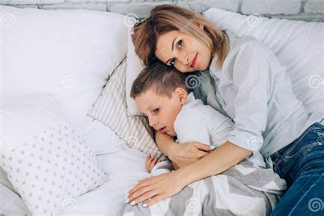 Mamma e bambino riposano insieme mentre la mamma si riprende