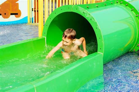 Bambino che gioca con un unicorno spruzzando acqua