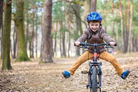 Bambini in bicicletta con casco