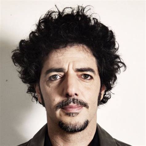 Ritratto di Max Gazzè che suona il basso