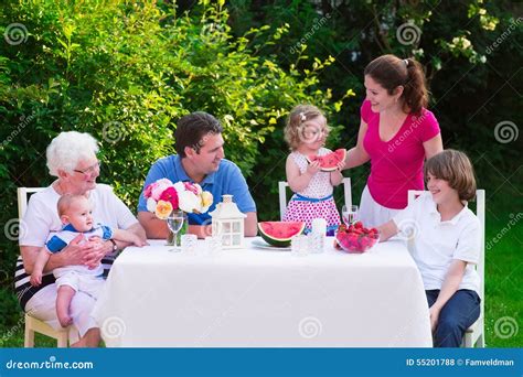 Famiglia che pranza con bambino sul seggiolone