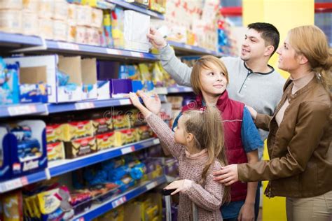 Genitori che scelgono prodotti per l'infanzia in negozio
