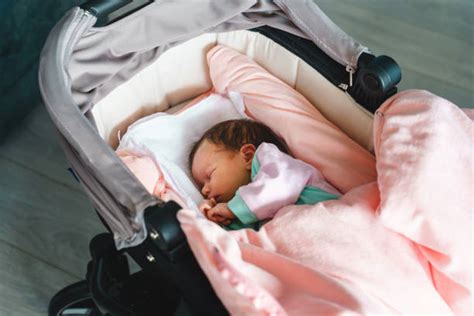 Bambino dorme comodamente nel passeggino reclinato