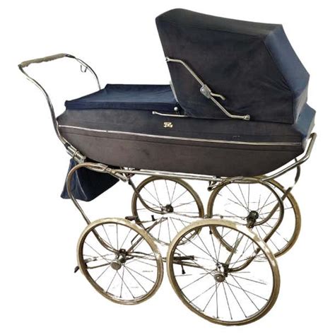 Immagine di un passeggino degli anni '60