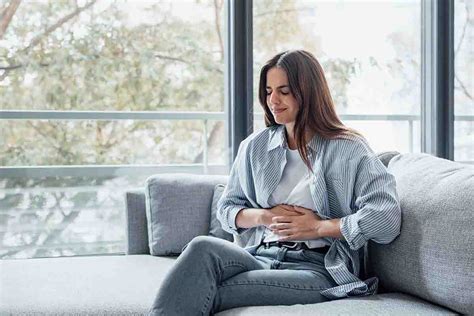 Donna incinta che si prende cura della sua salute intestinale
