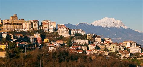 Panorama della città di Chieti con strutture sanitarie