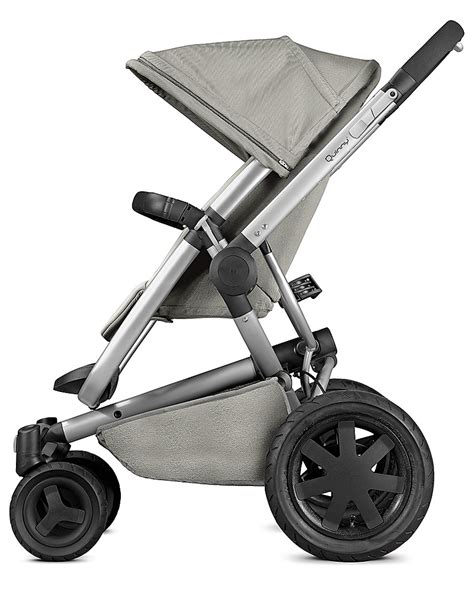 Passeggino Quinny Buzz con design ergonomico in un parco