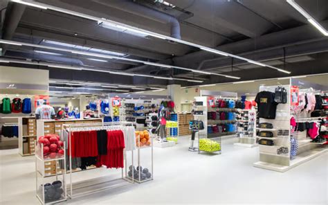 Logo Intersport e mappa dei negozi in Italia