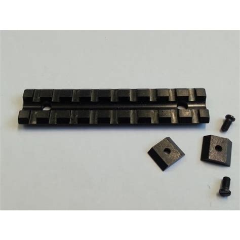 dettaglio del sistema di fissaggio Weaver da 21mm su una slitta per carabina