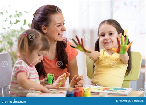 Bambini che colorano con gioia