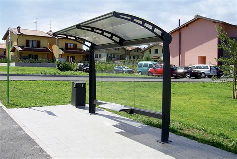 Rendering 3D di una pensilina con seduta integrata in ambiente urbano