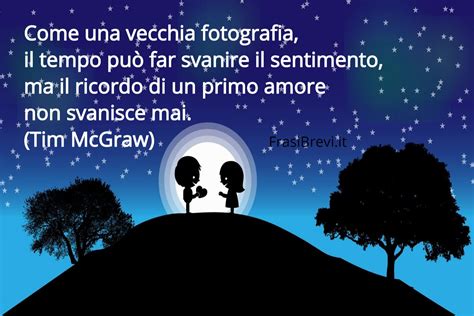 Adolescente che riflette sul primo amore