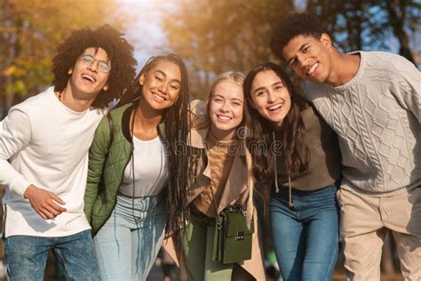 Giovani adolescenti che socializzano
