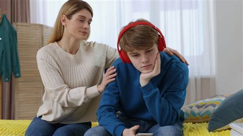 Genitore e figlio adolescente che parlano con calma