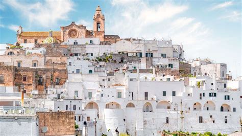 Panorama di Ostuni con le sue case bianche e il mare sullo sfondo