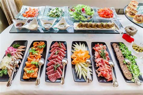 Buffet colorato in un ristorante di villaggio con piatti tipici pugliesi