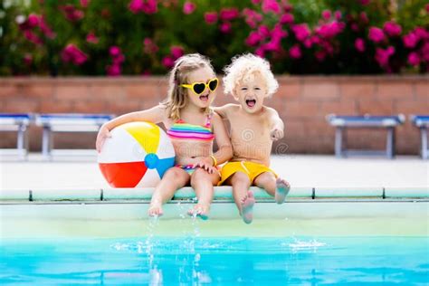Bambini che giocano in una piscina di un villaggio turistico