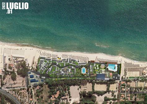 Vista aerea di una spiaggia pugliese con un villaggio turistico