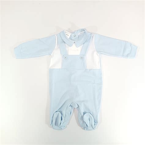 foto simbolica di una tutina da neonato come annuncio di gravidanza