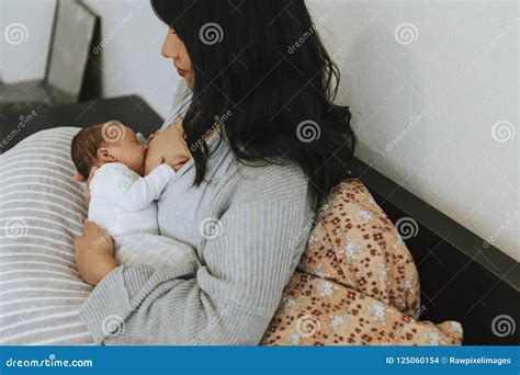 Una madre che allatta al seno in un ambiente confortevole
