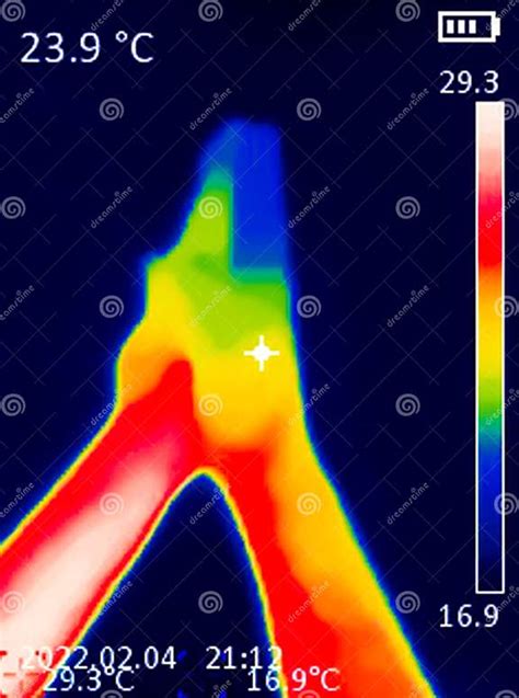 immagine termografica o acustica che mostra una perdita in un giunto