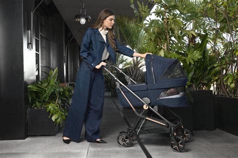 Sistemi modulari Peg Perego in una ambientazione urbana moderna