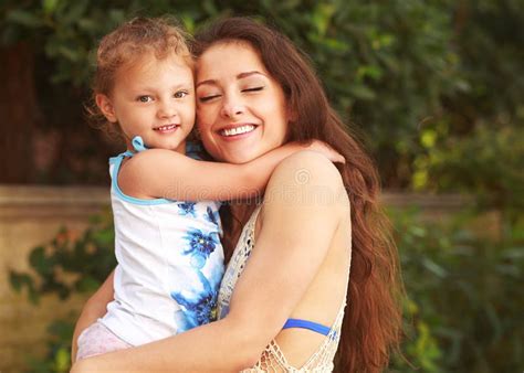 Mamma che abbraccia il suo bambino