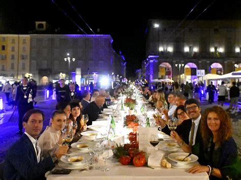 Tavola imbandita per un evento con decorazioni in toni di azzurro e dettagli eleganti