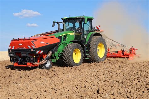 Macchina per semina diretta in un campo di grano
