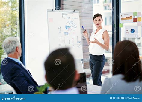 Donna imprenditrice che presenta un progetto