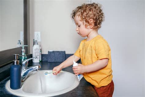 Bambino che si lava i denti con un adulto
